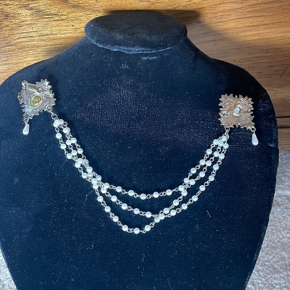 Elegant Silver Pearl Chain Brooch - Picture 2 of 3